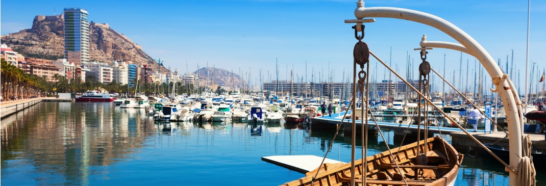 Der Hafen von Alicante im Sommer.